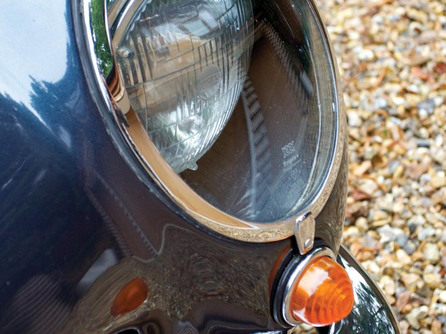 Детали экстерьера Aston Martin DB6 Volante (3709/R) 1968 года  (UK) (фото 17 из 24)